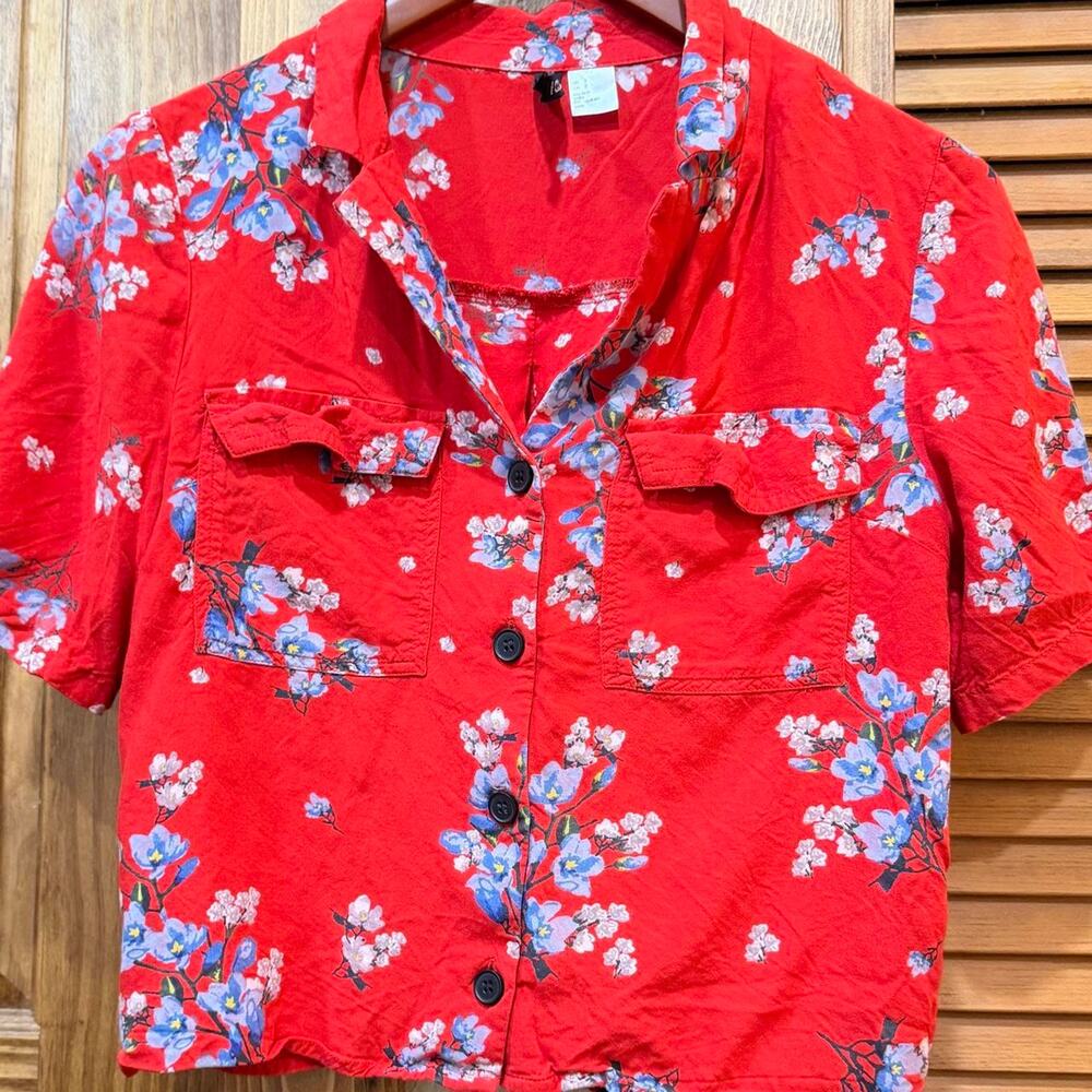 H&M cropped floral button up blouse